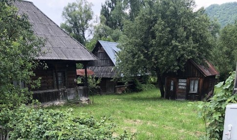 De vânzare - Teren intravilan 800 mp cu casă tradițională din lemn și anexe