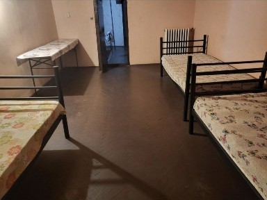 Închiriez casă cu 2 camere pt muncitori