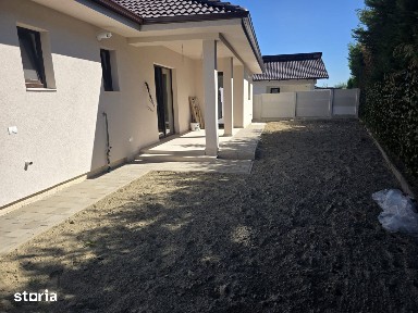 Casa individuala de tip P in suprafata de 90 mp. si teren 370 mp., Alb