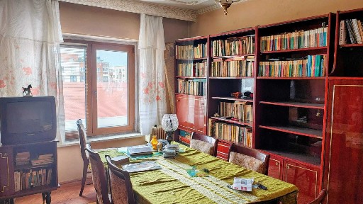 Vând apartament situat ultracentral, decomandat, 2 camere, baie, bucătărie, chicinetă, debara, terasă, Drobeta Turnu Severin
