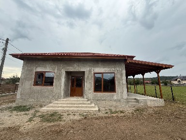 Casă nouă la gri Vulcana-Pandele - Căramidă - Curent branșat - 580mp