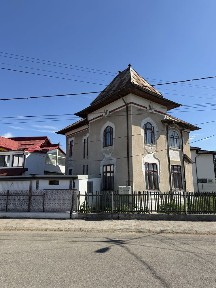 Casa cu arhitectura deosebita,NEFIIND MONUMENT ISTORIC!