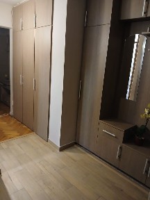 Închiriez apartament cu 2 camere