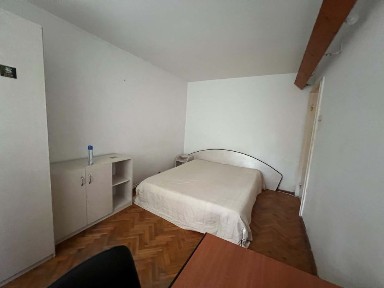 Caut 2 colegi /colege,pentru inchirierea unui apartament cu 3 camere decomandat,situat la 5 minute de mers pe jos de Palas.