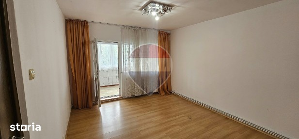 Apartament cu 3 camere decomandade, et. 3/4, Onești, jud Bacău