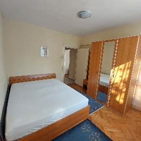 Inchiriez apartament centralcu 3 camere.