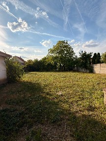 Casă cu teren, cu potențial imobiliar deosebit, zona semicentrală Satu Mare, teren intravilan generos de 9 ari și o construcție existentă