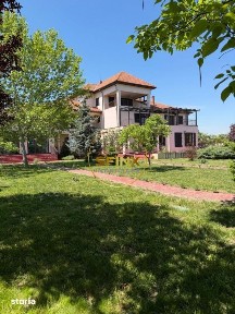 Domeniu privat la lac | 7.500 mp, piscina interioara, tenis si ponton