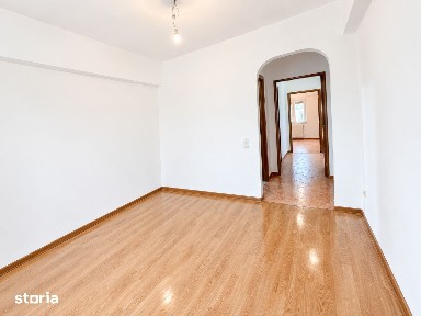 Apartament cu 4 camere, 72.000 euro