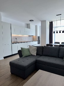 Proprietar, închiriez apartament de lux, 2 camere, ultracentral,smart, nou + loc parcare în subteran