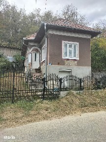 Casă cu teren 574 mp - Pietroșani, Vărzăroaia