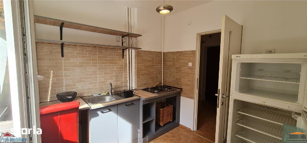 Apartament 2 camere et.1 pe B-dul Revolutiei, zona Banca ING Podgoria