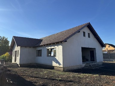 Casă individuală de vânzare în Giroc - teren generos, construcție solidă