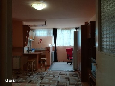 Vând garsoniera str Parang