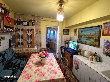 Apartament 4 camere decomandat, 2 bai, 80 mpu cu centrala, zona Consu