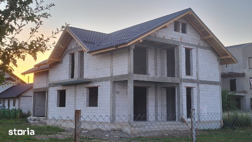 Casă cu etaj și anexă cu beci - Dumbrăveni, Suceava