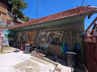 Casa 2 camere, Schei, D+P+pod, curte comună, necesită renovare totală.