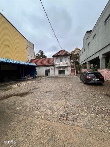 Casa de locuit cu spatiu comercial la parter si spalatorie auto 960 mp