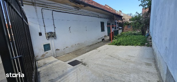 Vanzare locatie cu potential, casa si curte, zona Onix