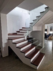 Vand apartament tip penthouse situat în cartierul rezidențial West Residence