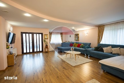 Casă / Vilă cu 8 camere de vânzare