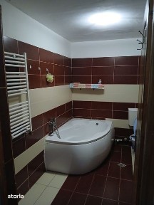 Inchiriez apartament la mansarda